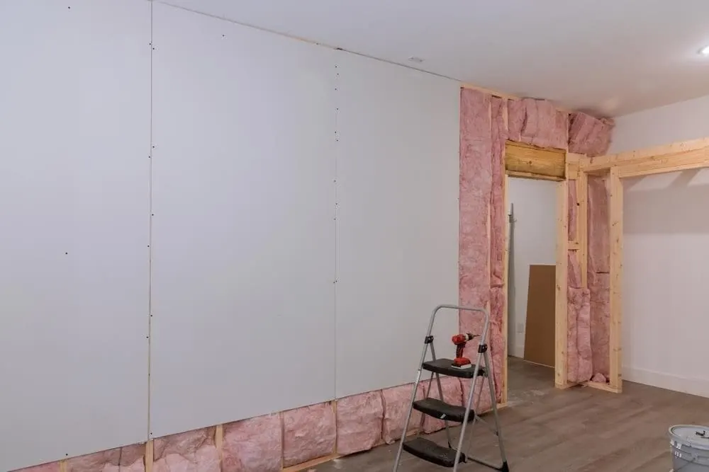Aislamiento colocado en un tabique interior