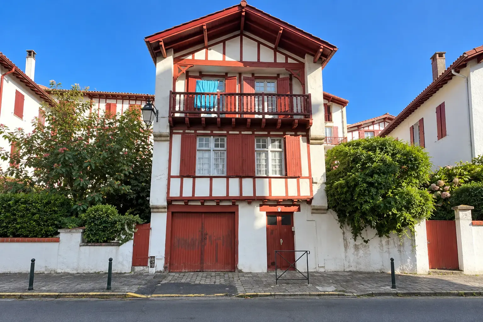 Casa labourdine con entramado rojo