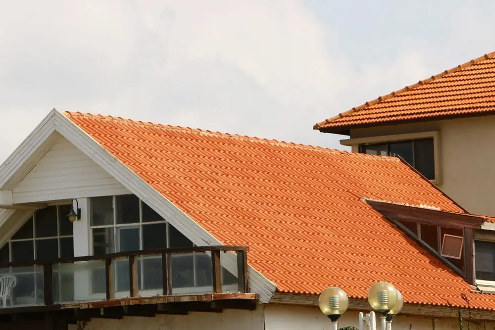 Casa con tejado de teja naranja