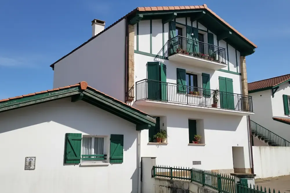 Casa vasca con balcones y contraventanas verdes