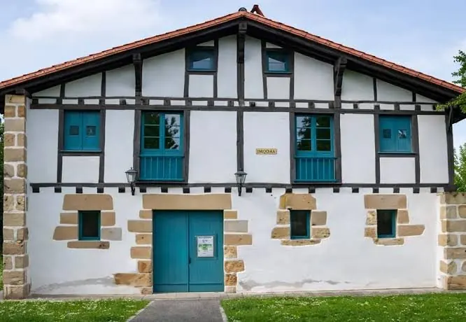 Casa vasca con entramado y carpintería azul