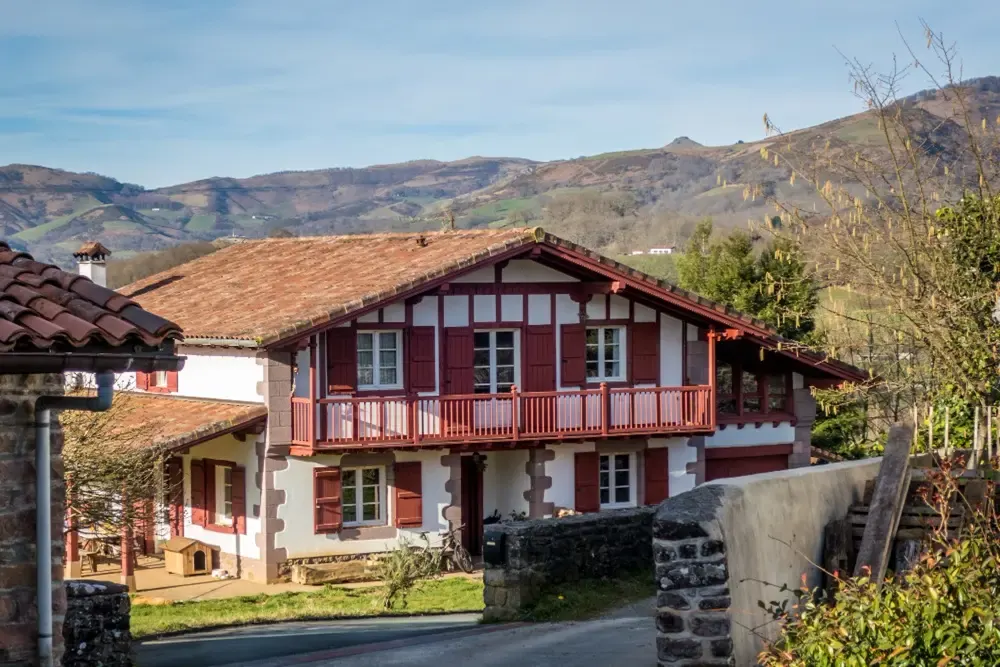 Casa vasca con entramado rojo en el valle