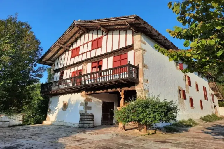 Caserío con entramado rojo y balcón de madera