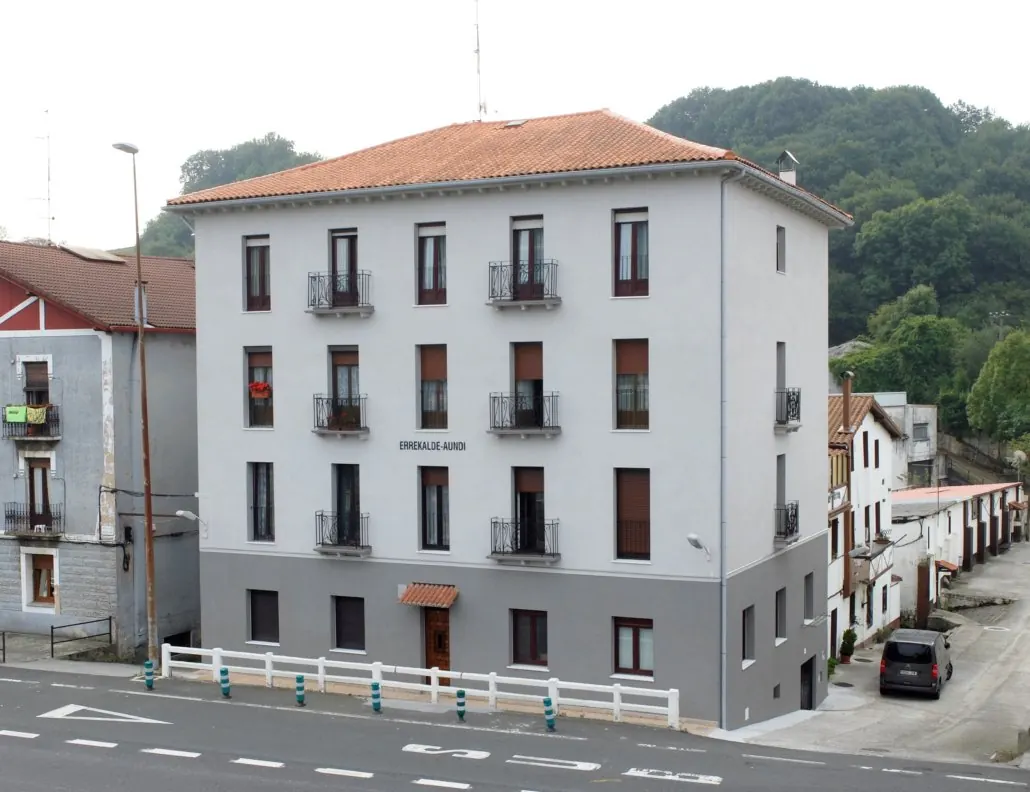Edificio con fachada rehabilitada y tejado de teja