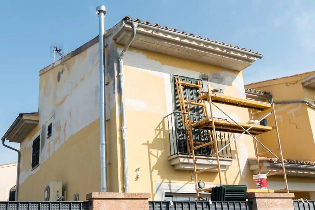 Fachada con andamio durante la rehabilitación