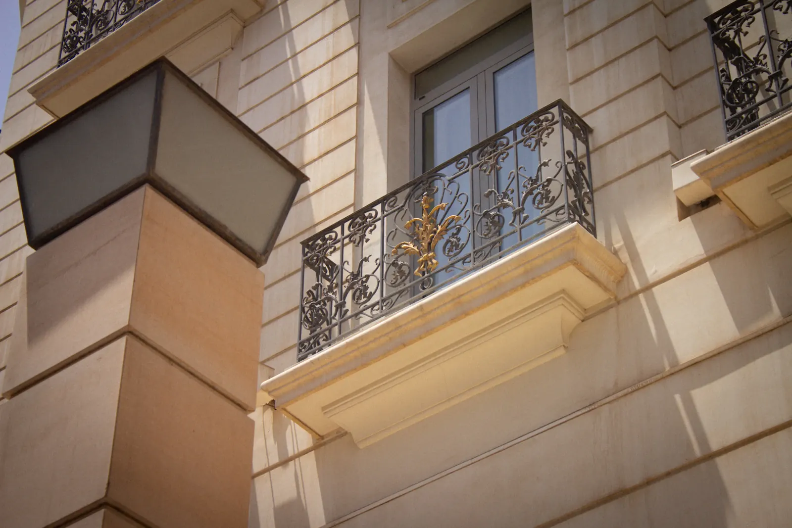 Fachada con balcón de forja
