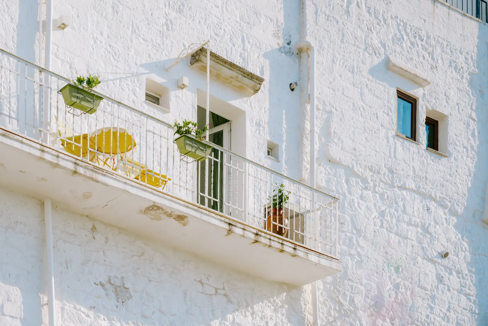 Fachada blanca con balcones y barandillas