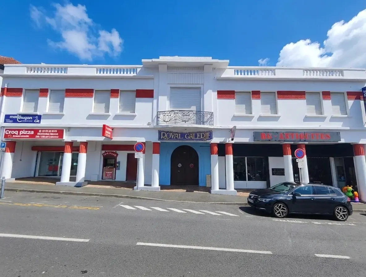 Fachada blanca y roja de un edificio rehabilitado en Hendaya