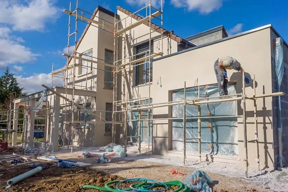 Façade en chantier avec échafaudage