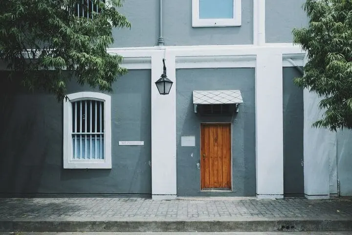 Fachada pintada en gris