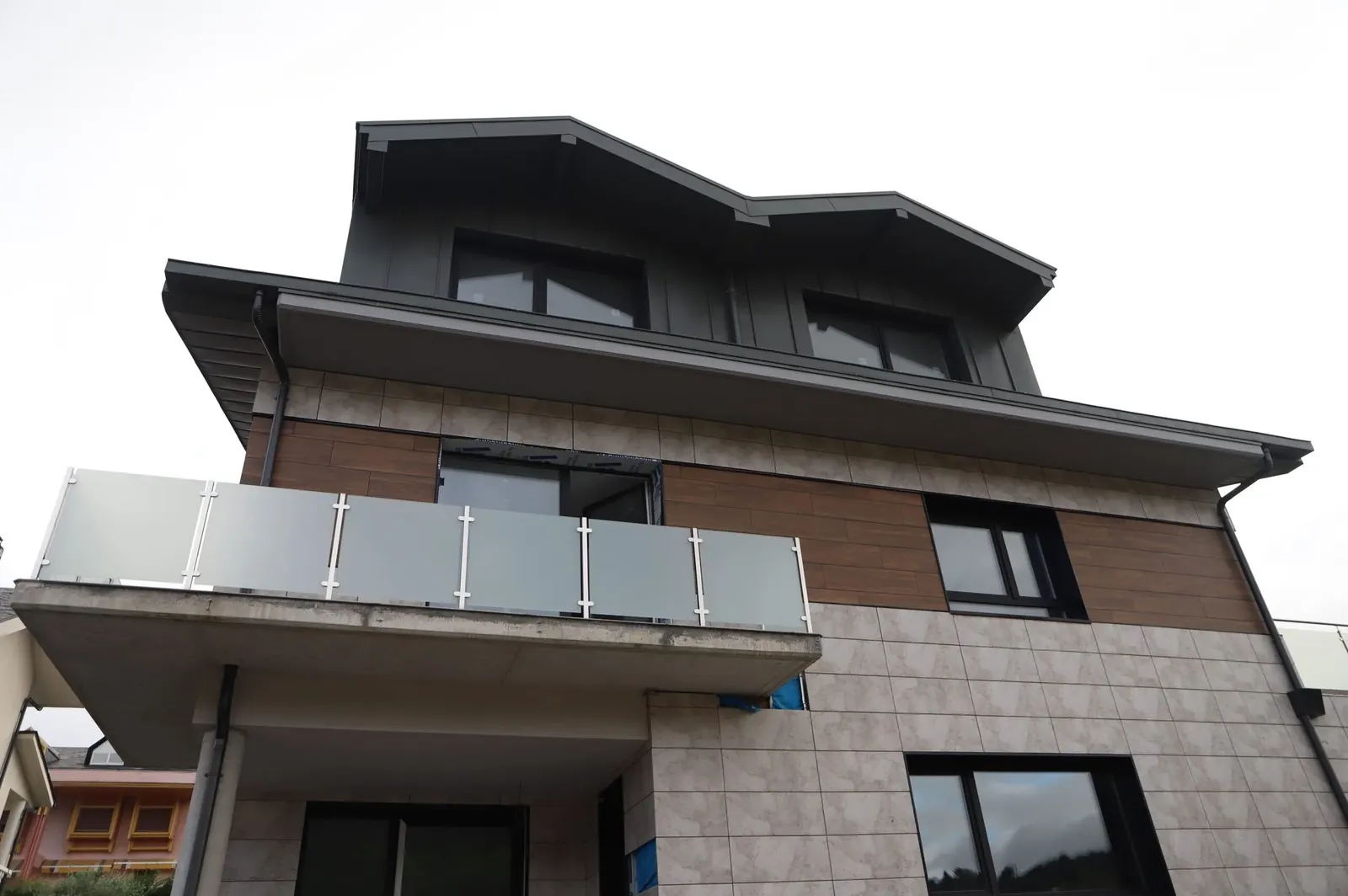 Fachada revestida con paneles