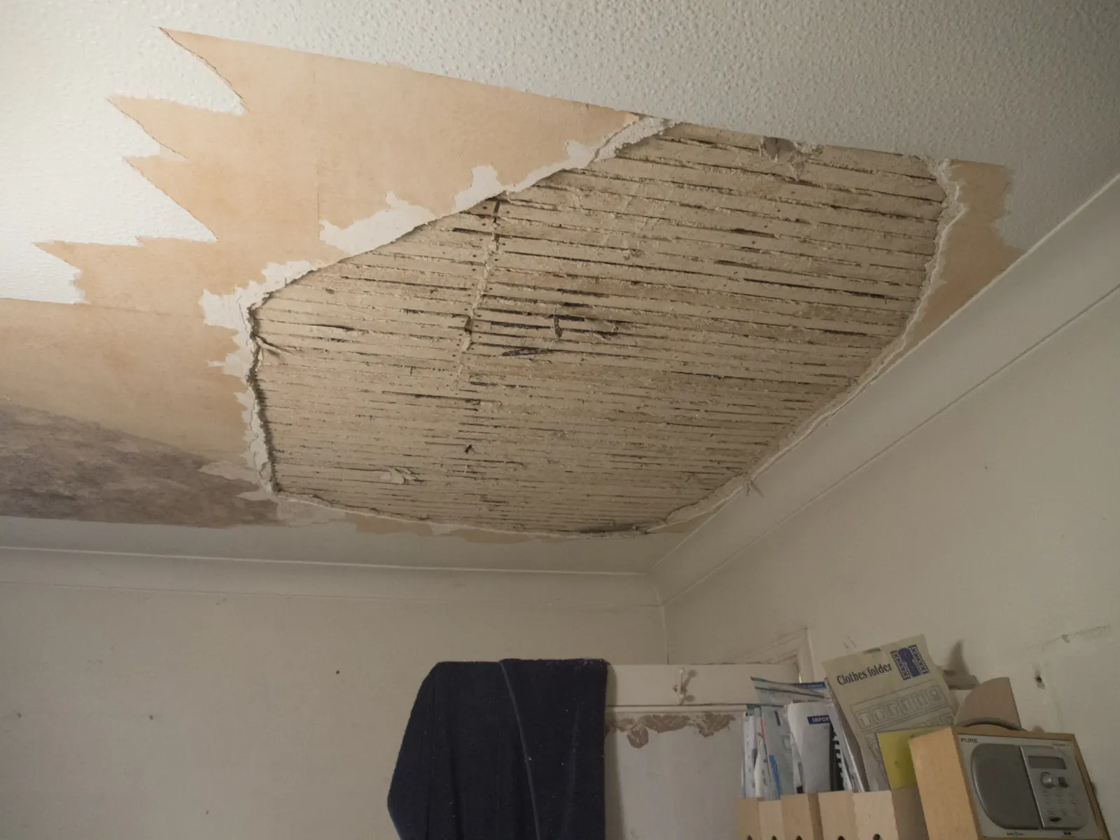 Plafond abîmé par une fuite de toiture