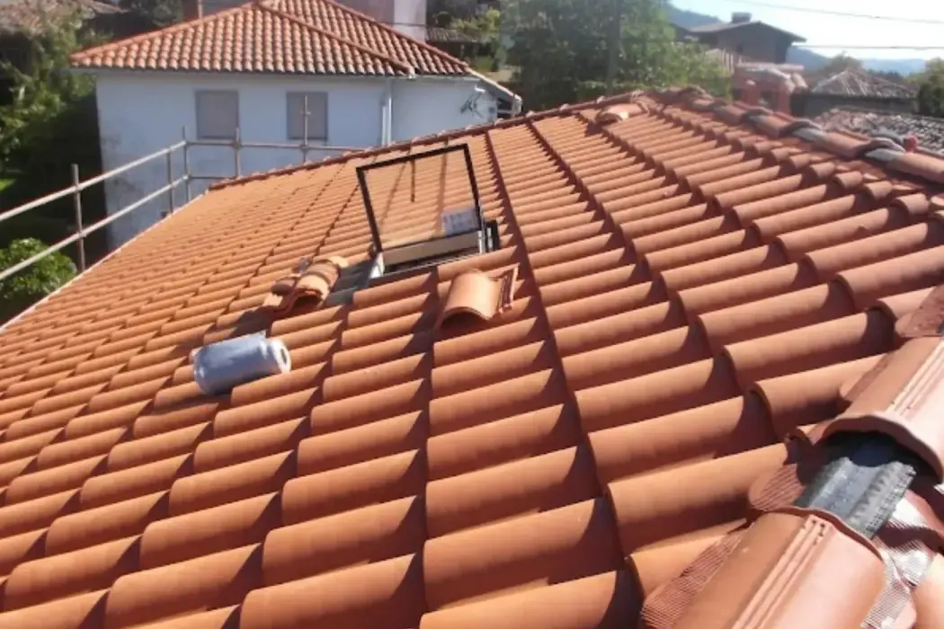 Tejado de teja durante la obra