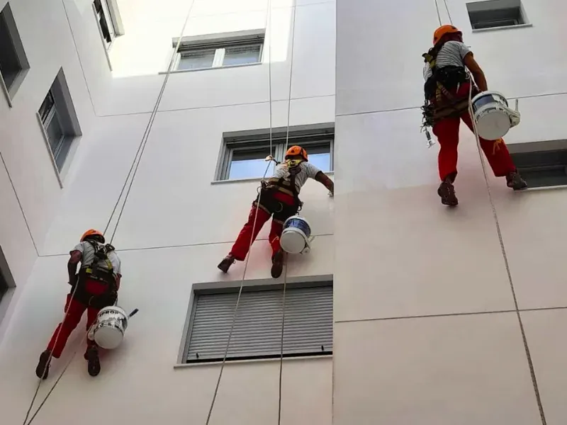 Operarios haciendo trabajos verticales en una fachada