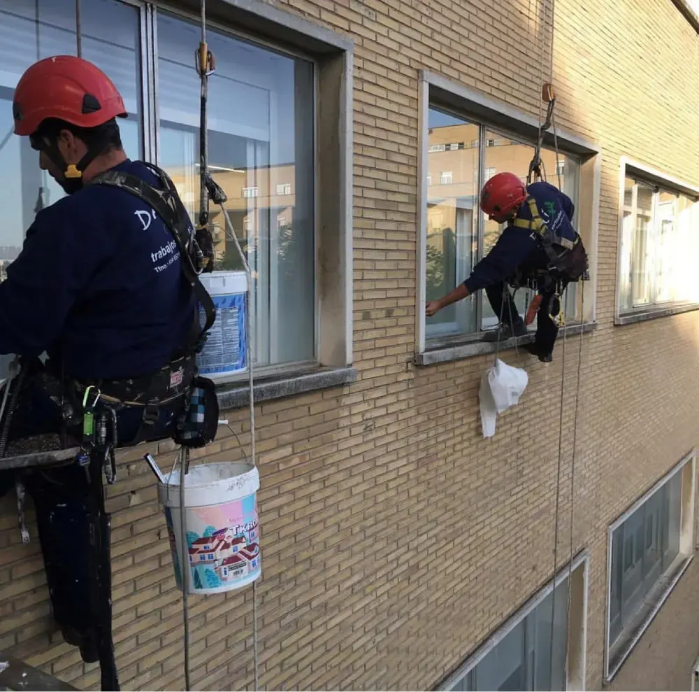 Trabajos verticales junto a las ventanas